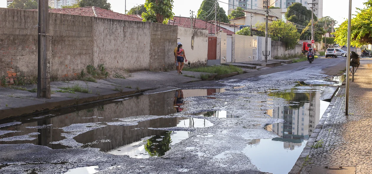 Buracos em rua da Zona Leste de Teresina