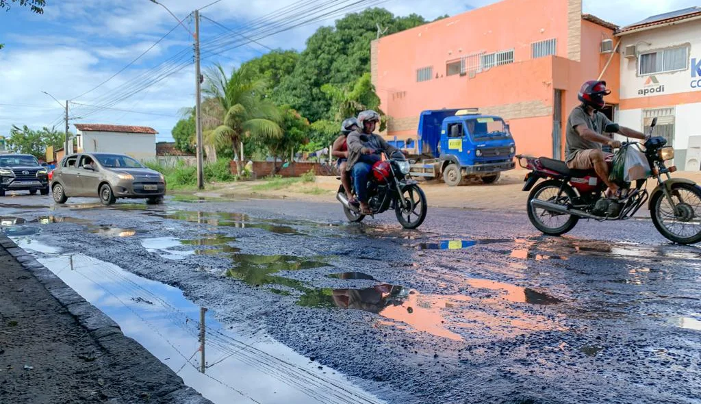 Buracos na Avenida Celso Pinheiro