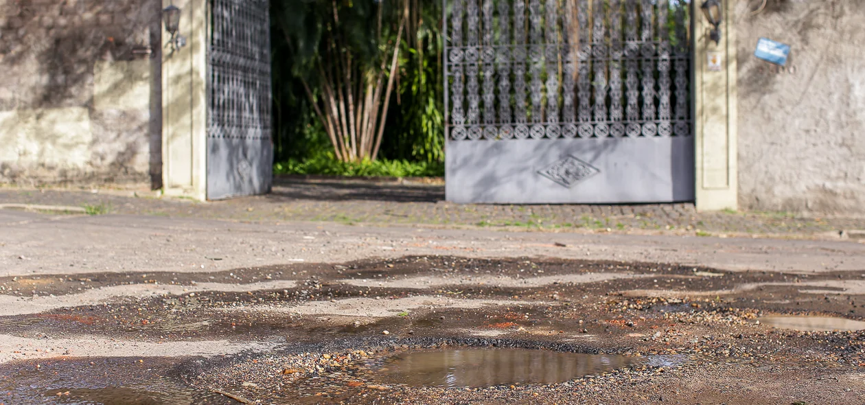 Buracos na frente da casa do Ministro