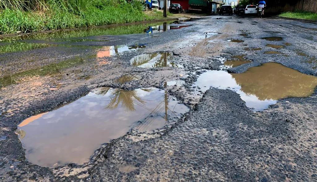 Buracos tomam conta da Avenida Celso Pinheiro