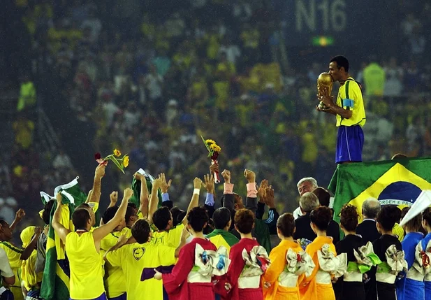 Cafu levanta a taça de Campeão Mundial