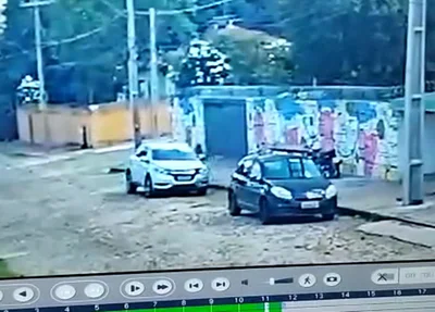 Câmera flagra assaltante roubando carro de mulher no São Cristóvão