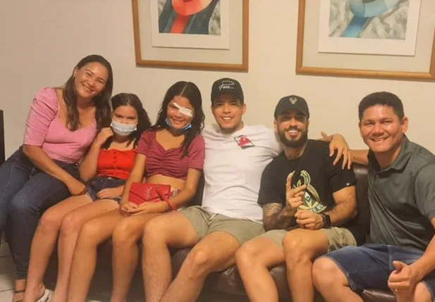 Cantor Felipe Amorim encontra jovem que ficou ferida durante seu show em Miguel Alves