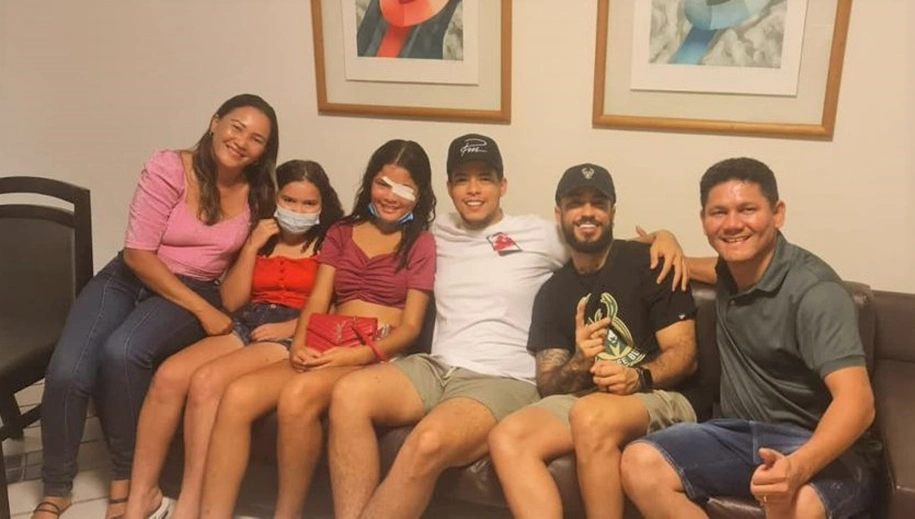 Cantor Felipe Amorim encontra jovem que ficou ferida durante seu show em Miguel Alves