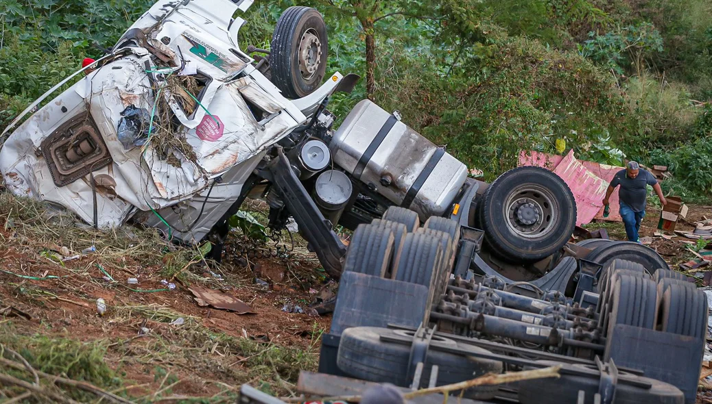 Carreta tomba com carga de oléo