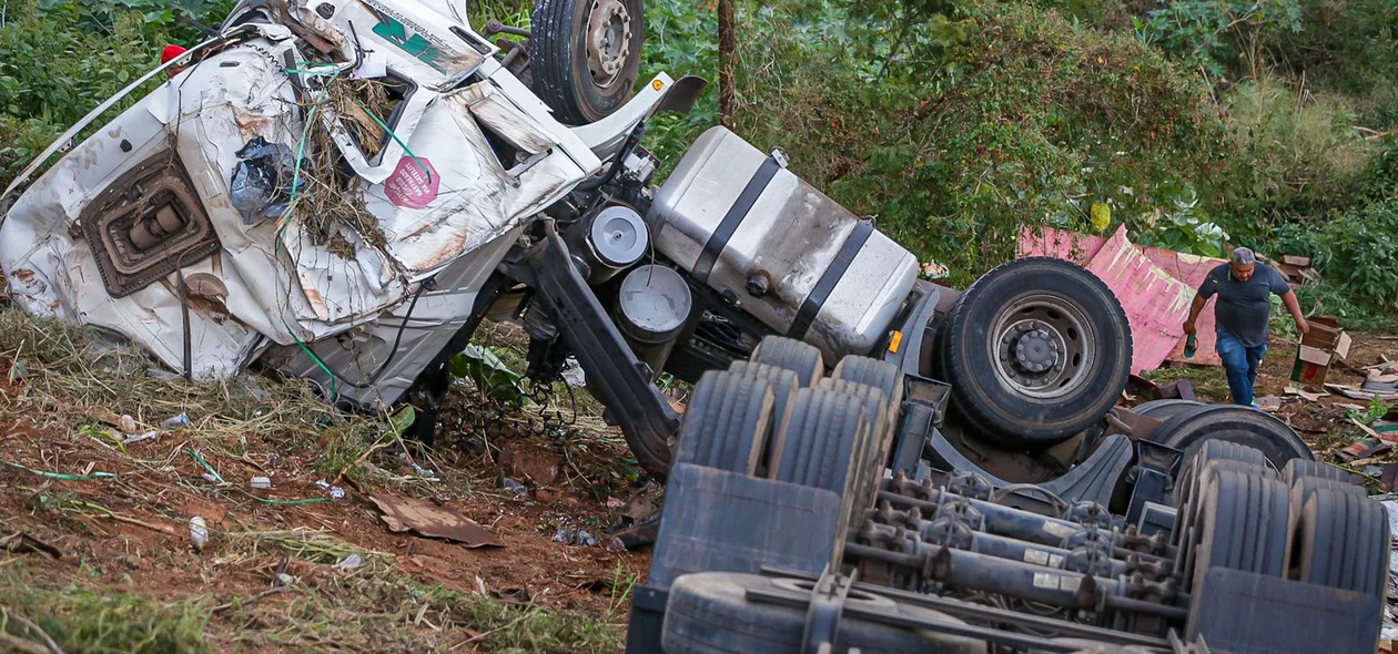 Carreta tomba com carga de oléo