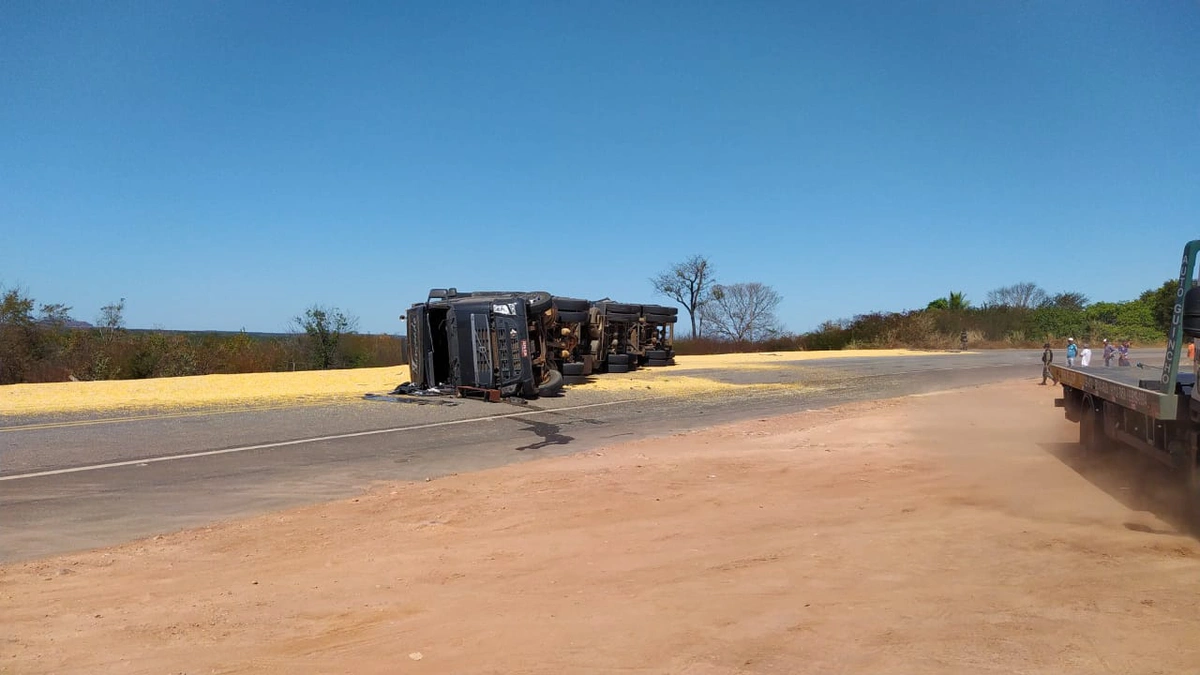 Carreta tombou na BR 135