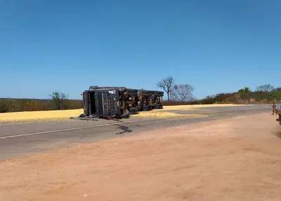 Carreta tombou na BR 135