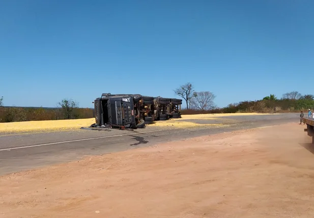 Carreta tombou na BR 135