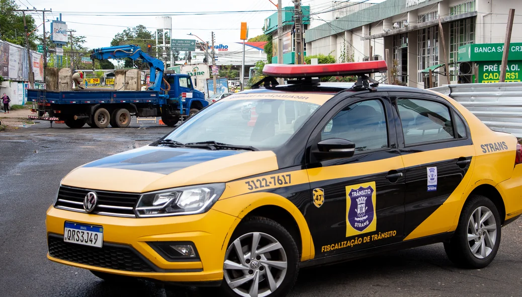 Carro da Strans no local da interdição