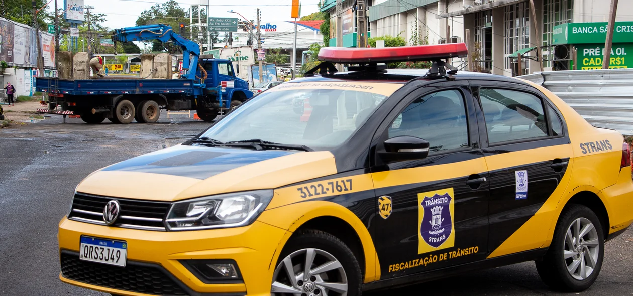Carro da Strans no local da interdição