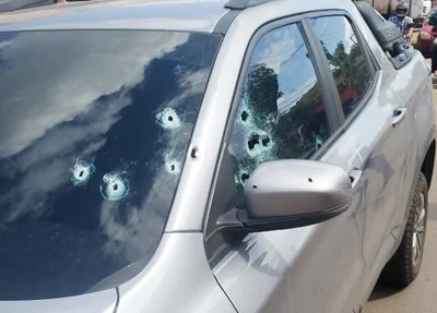 Carro da vítima após tiros