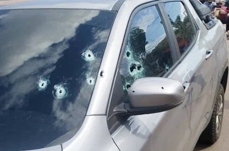 Carro da vítima após tiros