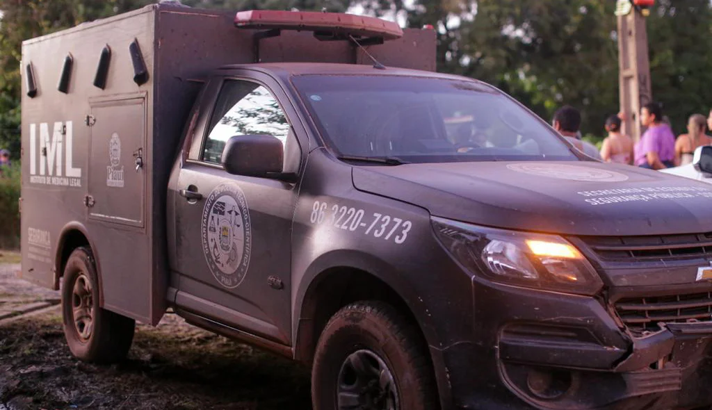 Carro do Instituto de Medicina Legal (IML)