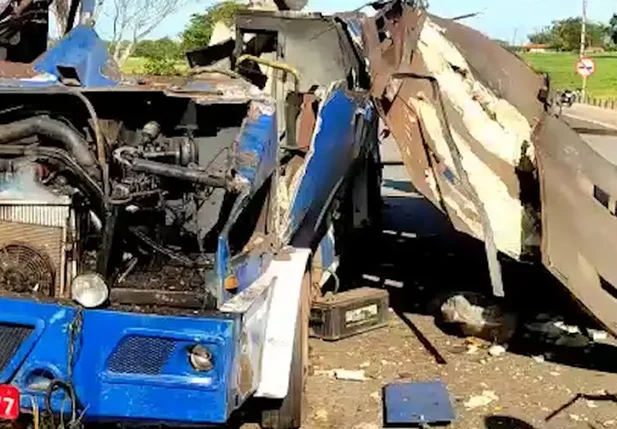 Carro explodido pelos criminosos