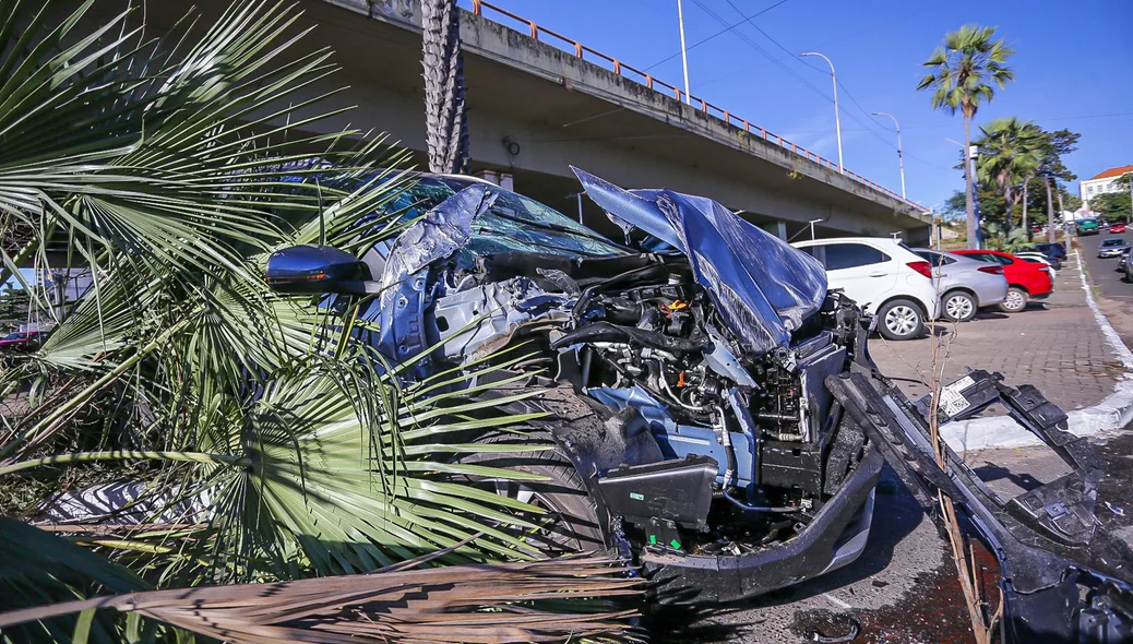 Carro ficou bastante destruído