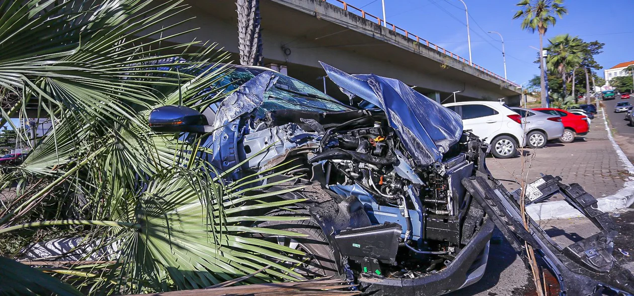 Carro ficou bastante destruído