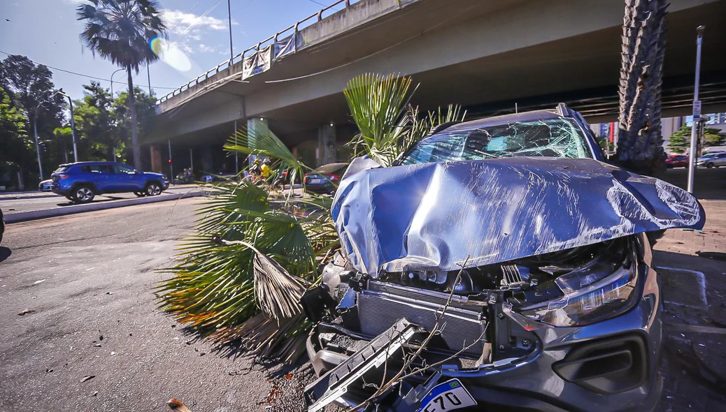 Carro ficou com a frente totalmente destruída