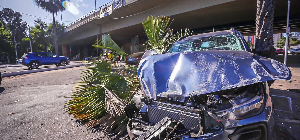 Carro ficou com a frente totalmente destruída