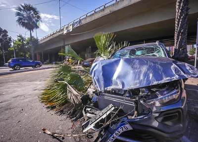 Carro ficou com a frente totalmente destruída