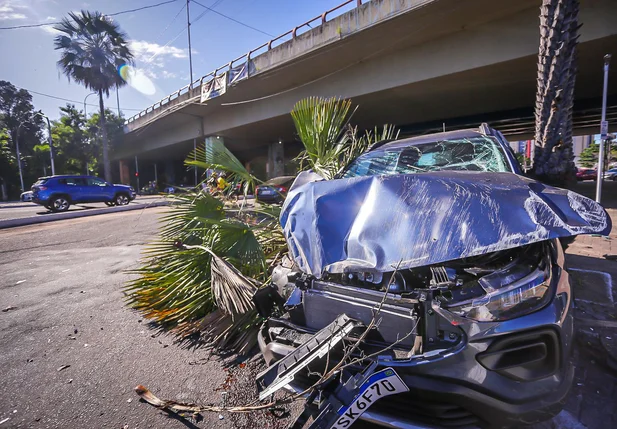 Carro ficou com a frente totalmente destruída