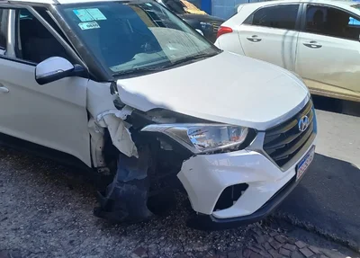 Carro que o policial dirigia quando passou mal
