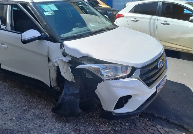 Carro que o policial dirigia quando passou mal