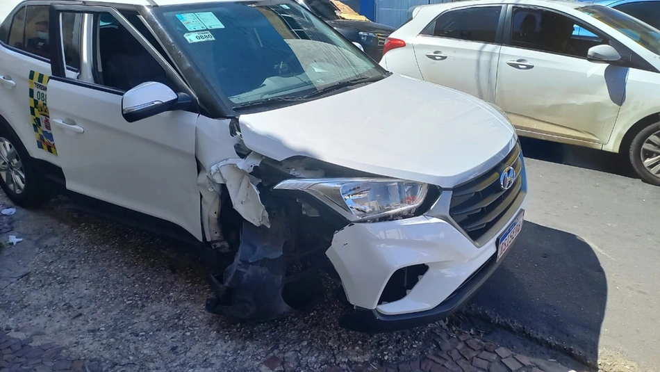 Carro que o policial dirigia quando passou mal
