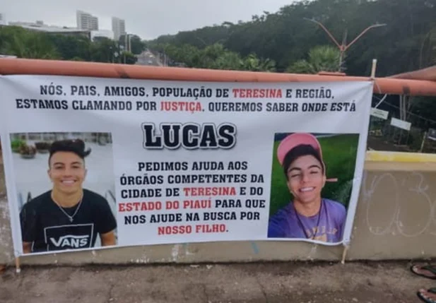 Cartaz colocado na Ponte Juscelino Kubitscheck