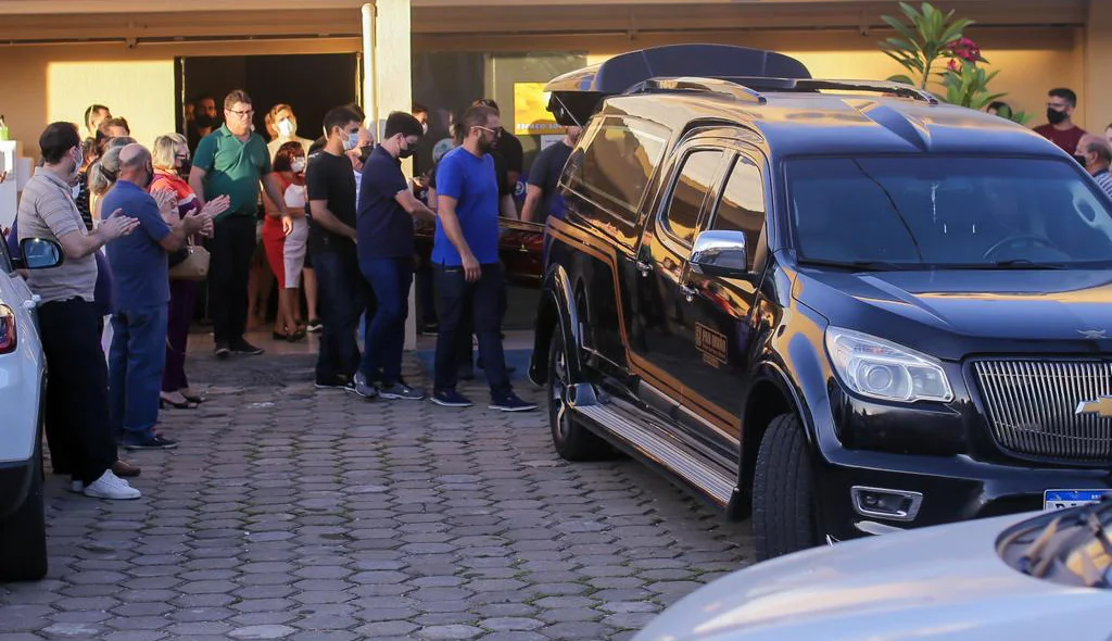 Corpo de Danilo Portela saindo para cortejo