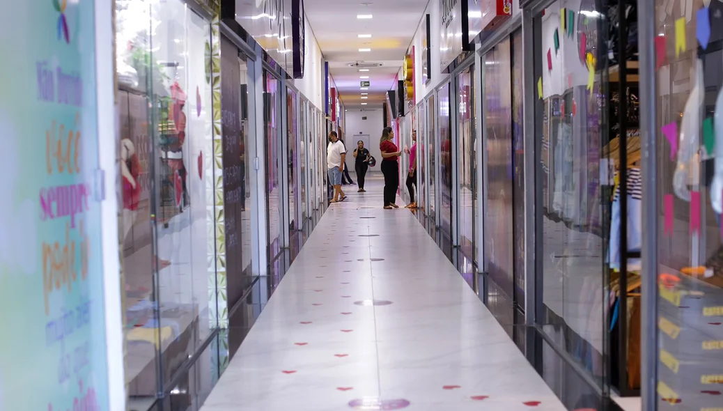 Corredor no Grand Dirceu Shopping