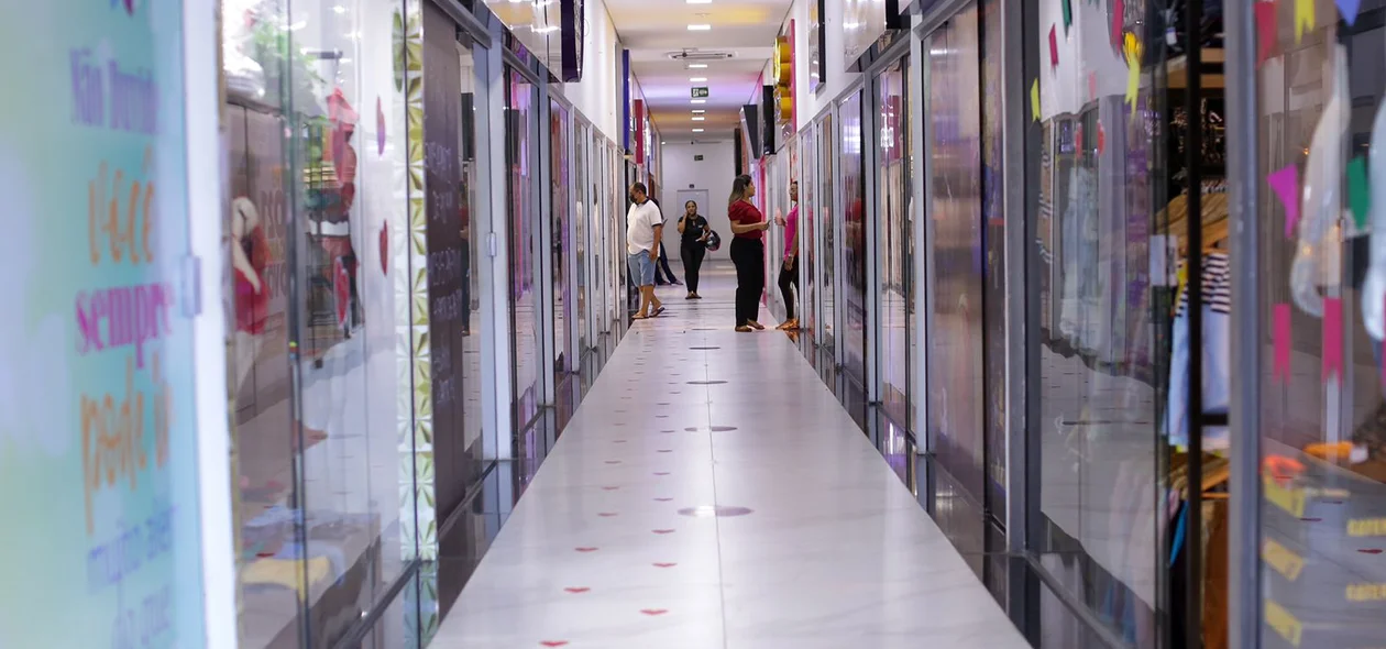 Corredor no Grand Dirceu Shopping