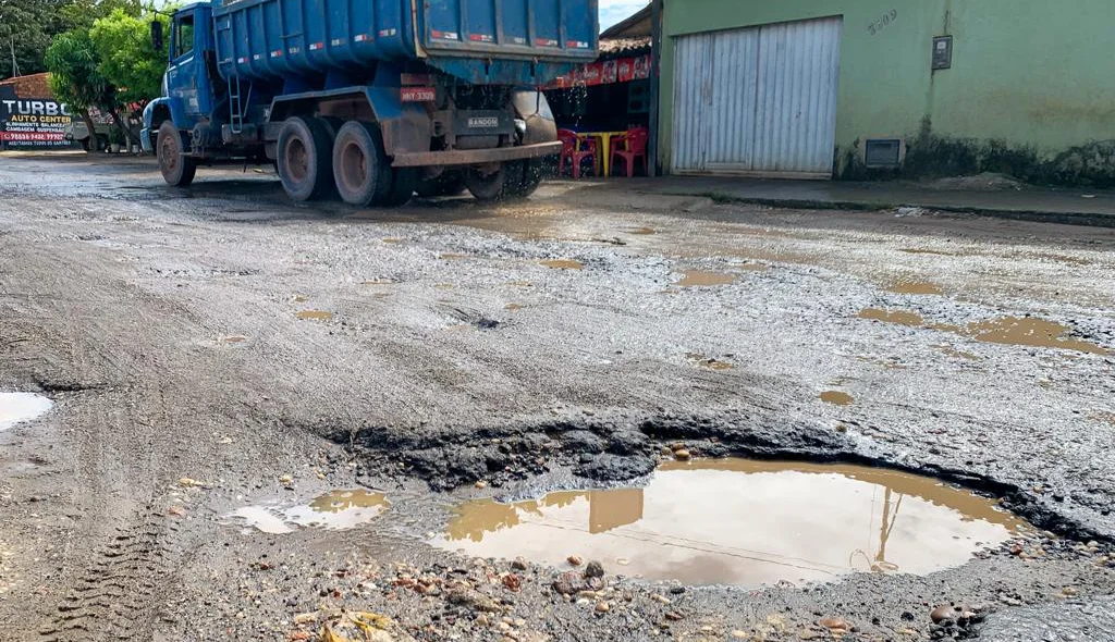 Cratera na Avenida Celso Pinheiro