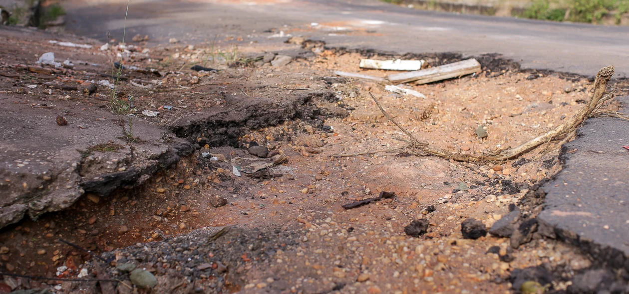 Cratera toma conta de rua