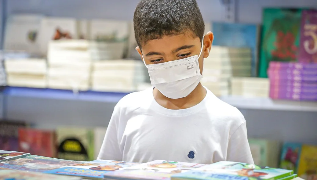 Criança escolhendo seu livro