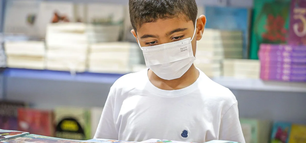 Criança escolhendo seu livro
