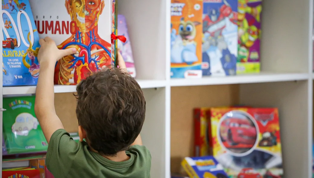 Criança escolhendo seu livro