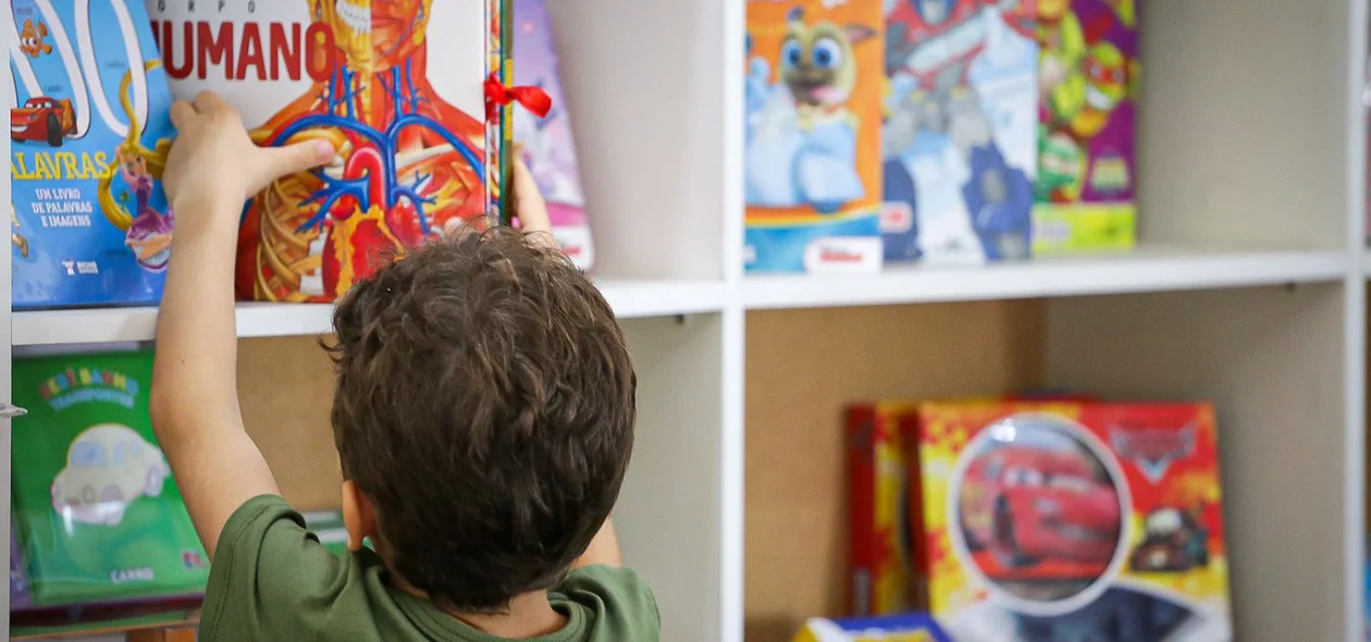 Criança escolhendo seu livro
