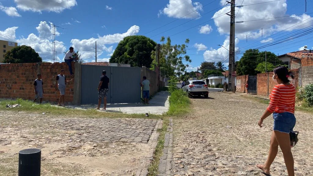 Criminoso pulou o muro de terreno
