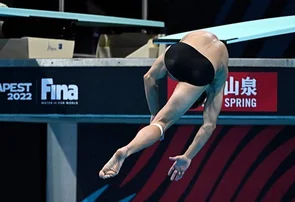 Cubano bate em trampolim e cai de costas na piscina em Mundial