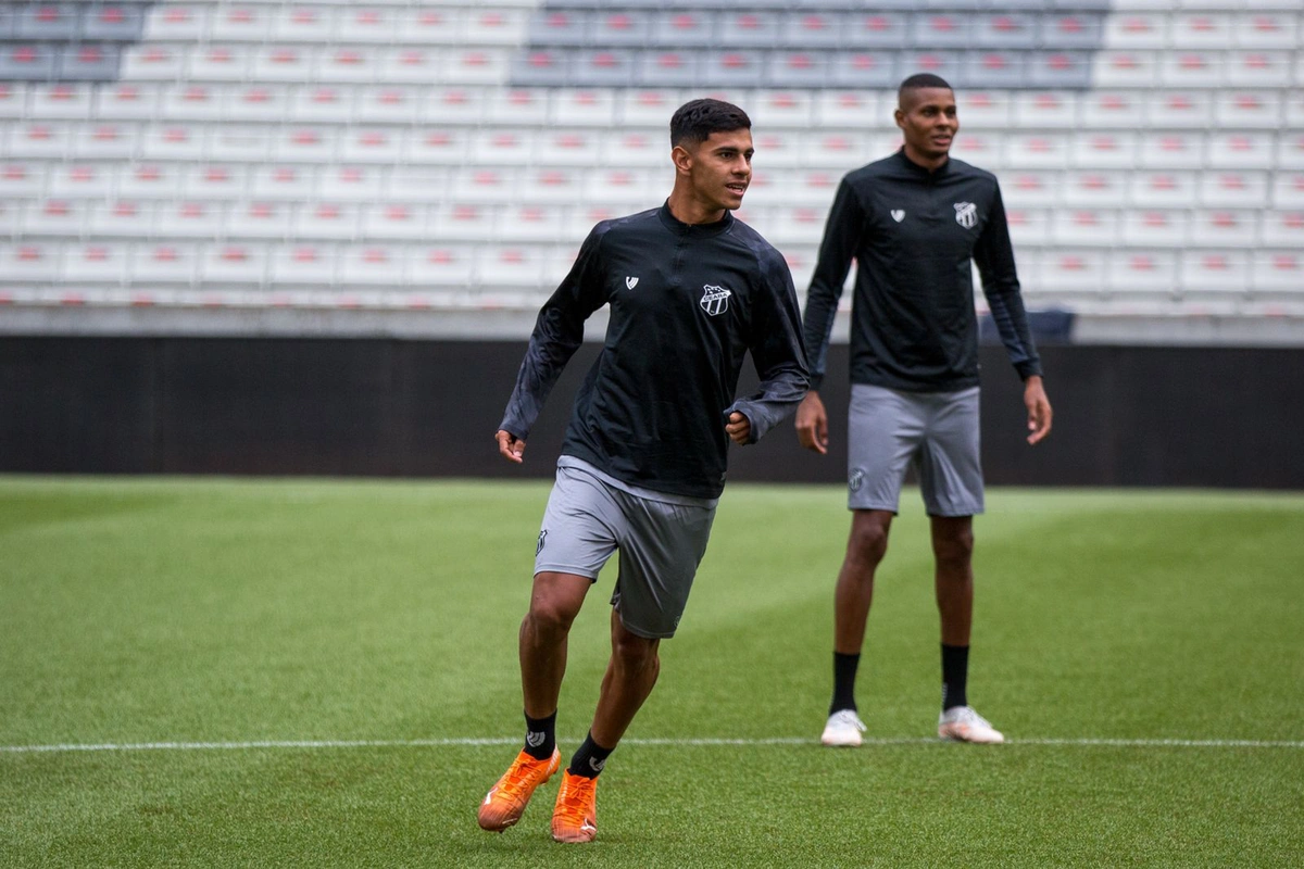 David Ricardo em treino no CT Alvinegro