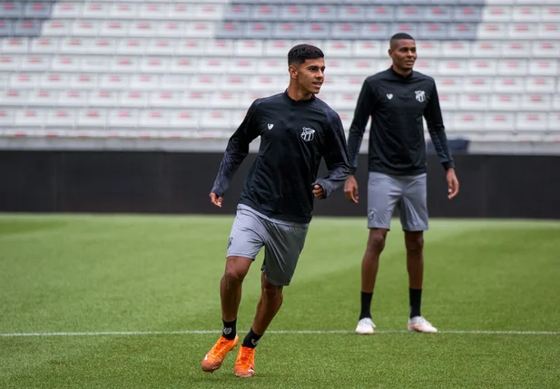 David Ricardo em treino no CT Alvinegro