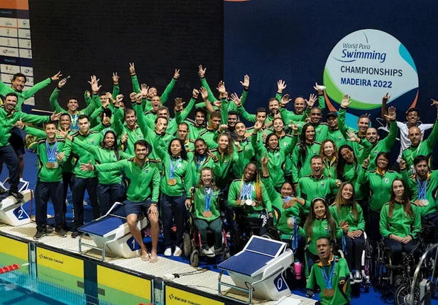 Delegação brasileira festeja feito histórico à beira de piscina em Funchal.