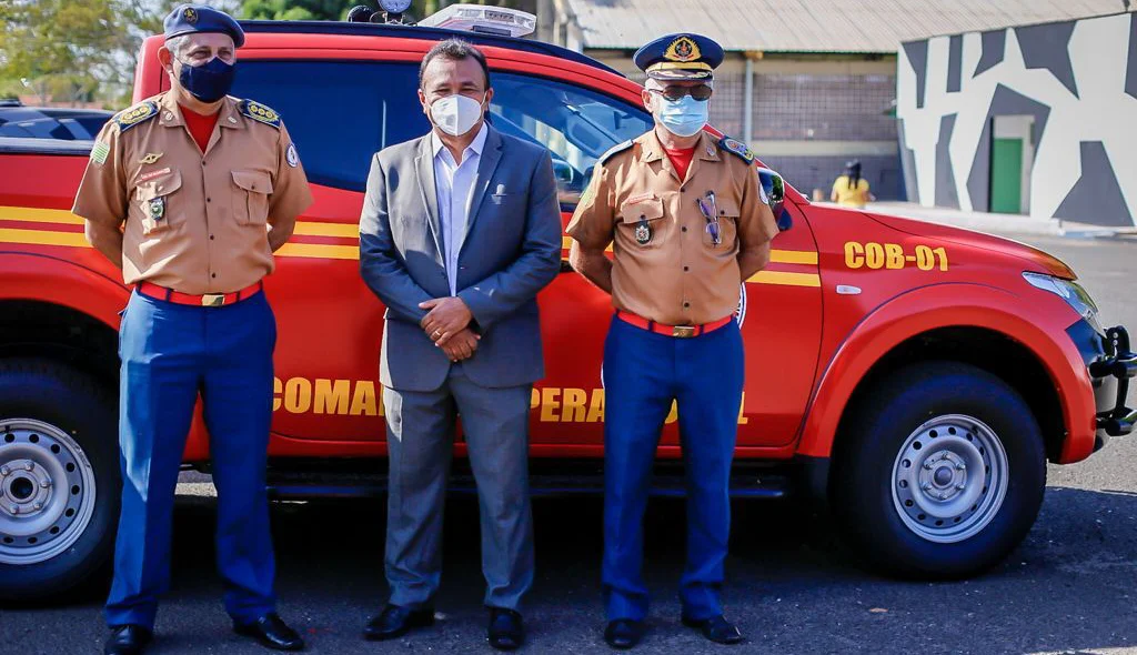 Deputado Fábio Abreu com bombeiros