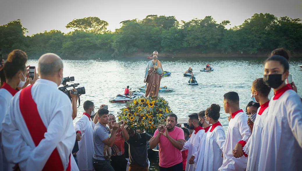 Devotos acolhem a imagem de São Pedro