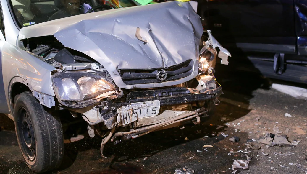Dianteira do carro ficou destruída