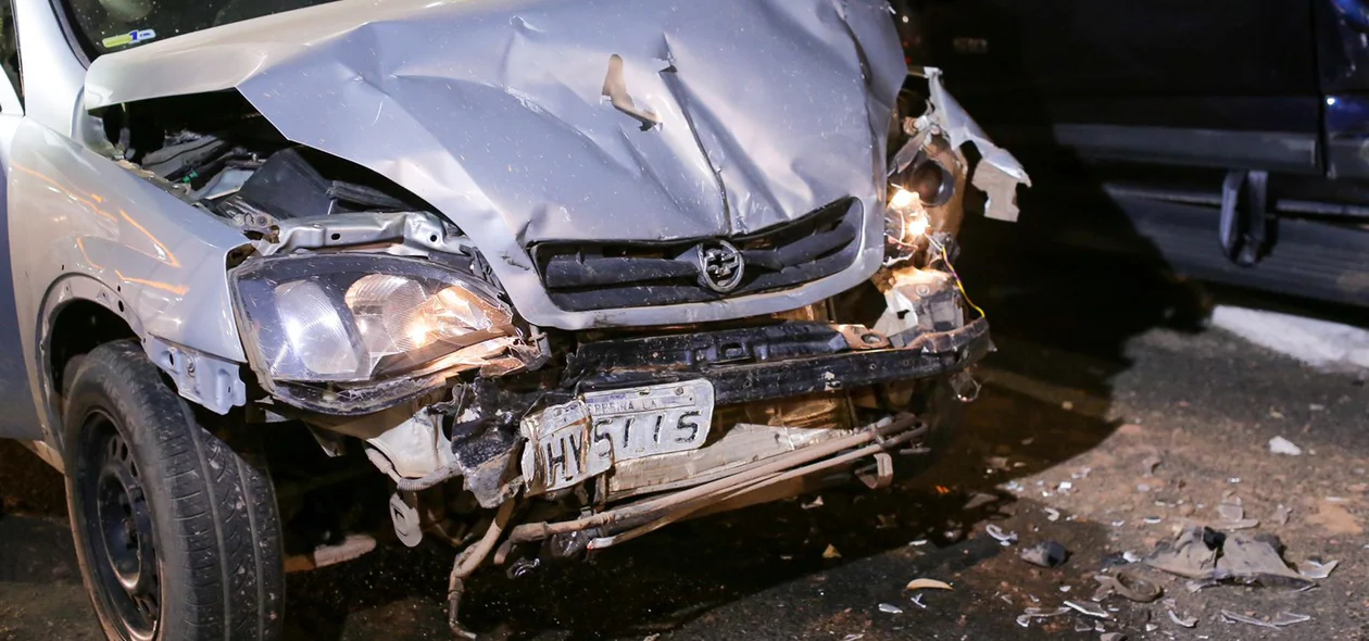 Dianteira do carro ficou destruída