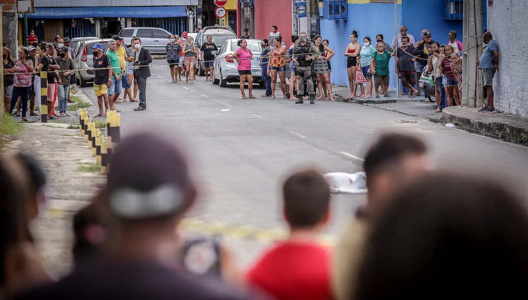 Dois criminosos abordaram o rapaz e efetuaram disparos