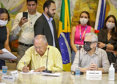 Dr. Pessoa assina decreto