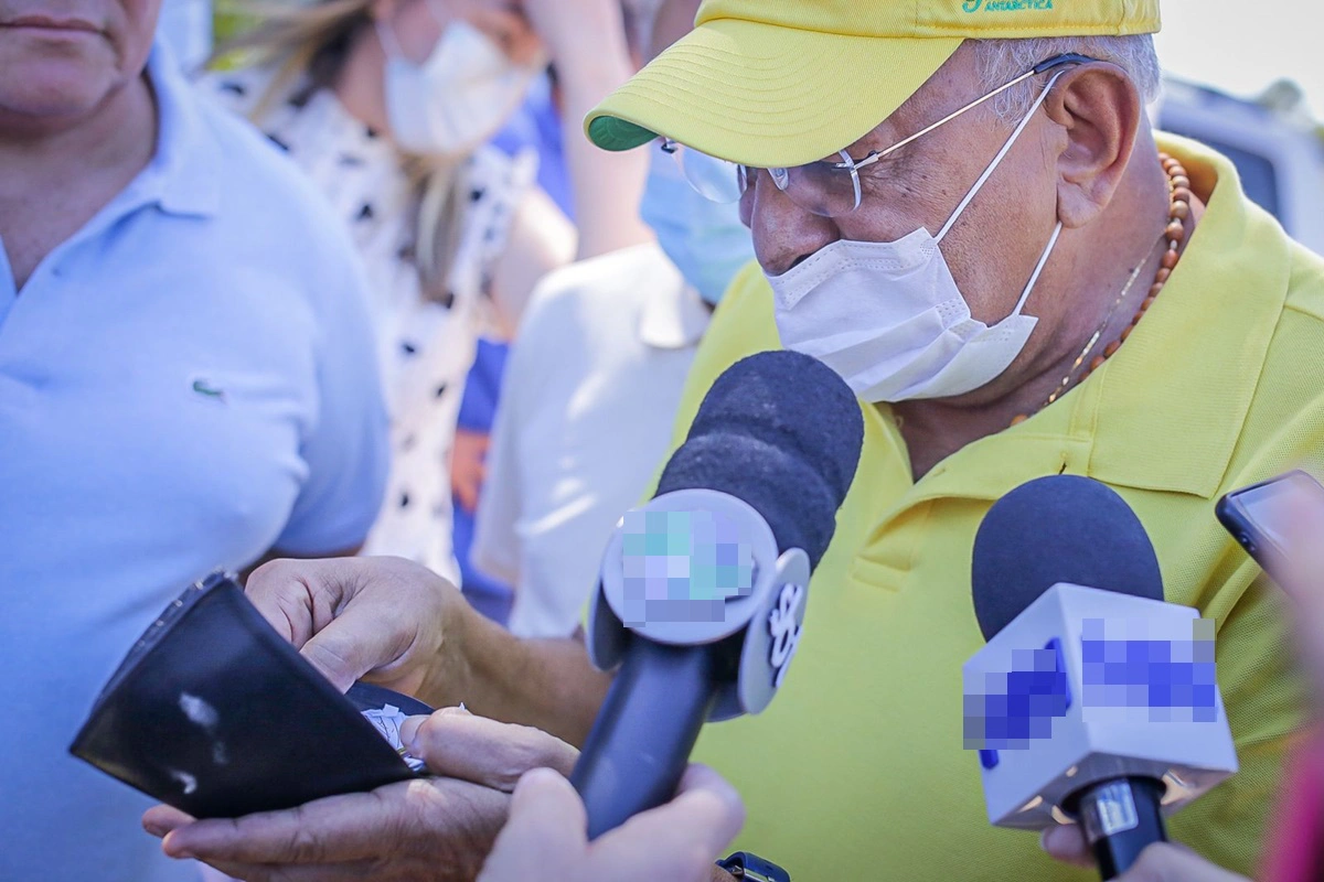 Dr. Pessoa mostra a carteira